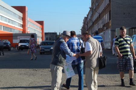 Выход в сплочении! Барнаульские коммунисты раздавали листовки у проходных заводов