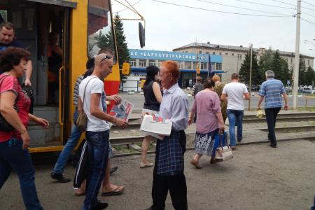 Выход в сплочении! Барнаульские коммунисты раздавали листовки у проходных заводов