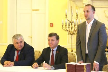 Д.Г. Новиков вручил дипломы выпускникам Центра политической учёбы