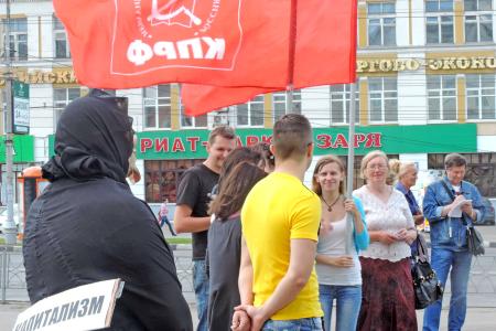 Антикапитализм-2015. В Иваново комсомольцы провели акцию «Пригвоздим к позорному столбу пороки капитализма!»