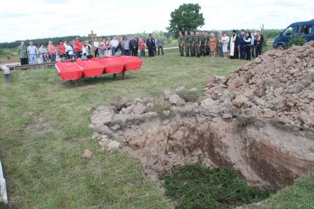 Псковская область. Останки 47 воинов Великой Отечественной войны захоронили на братском комплексе у «Линии Сталина»