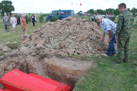 Псковская область. Останки 47 воинов Великой Отечественной войны захоронили на братском комплексе у «Линии Сталина»