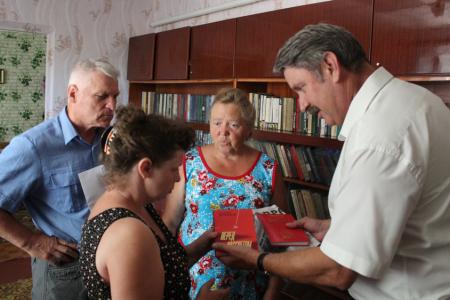 Республика Крым. Коммунисты оказали материальную помощь инвалиду с детства
