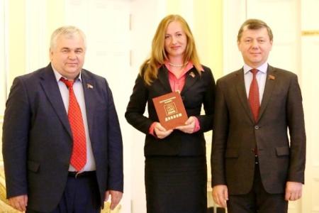 Д.Г. Новиков вручил дипломы выпускникам Центра политической учёбы