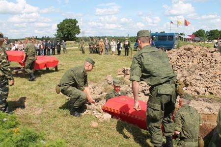 Псковская область. Останки 47 воинов Великой Отечественной войны захоронили на братском комплексе у «Линии Сталина»