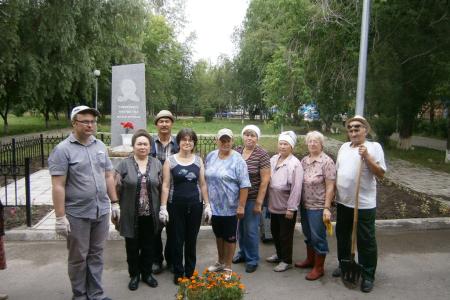 Тюменская область. Тобольские коммунисты высадили 1500 цветов в поселке Сумкино