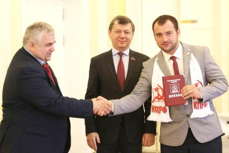 Д.Г. Новиков вручил дипломы выпускникам Центра политической учёбы