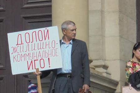 И один в поле воин, если он коммунист. Одиночный пикет под лозунгом «Долой жилищно-коммунальное иго!» в Калининграде
