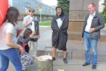 Антикапитализм-2015. В Иваново комсомольцы провели акцию «Пригвоздим к позорному столбу пороки капитализма!»
