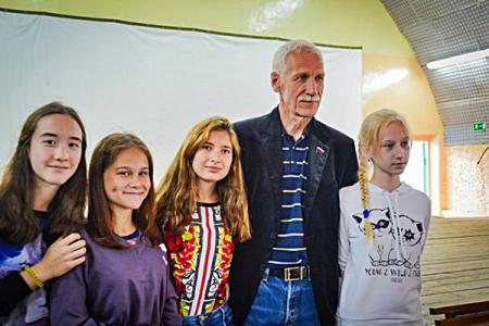 Республика Татарстан. Депутат-коммунист Госдумы В.П. Пешков познакомился с летним отдыхом юных нижнекамцев и провёл парламентский урок