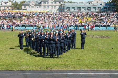 Коммунисты Пскова вместе с жителями и десантниками 76-й ДШД отметили день ВДВ