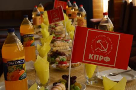 Республика Крым. Коммунисты Бахчисарайского района поздравили школьников с предстоящим Днём знаний