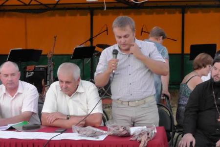 Депутат Госдумы от Ставрополья В.И. Гончаров поздравил тружеников колхоза «Родина» с окончанием уборки хлеба