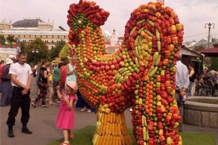 Праздник гниющей еды в Москве. Хорошо, что блокадники не видят...