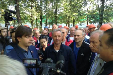 Москва. «Нерадивых руководителей – увольнять, воров – сажать, а зарплату – выплачивать». Валерий Рашкин и Андрей Клычков выстретились с бастующими строителями