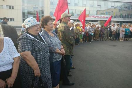 Коммунисты Октябрьского и Железнодорожного отделений КПРФ города Красноярска провели митинг против грабительских тарифов на услуги ЖКХ