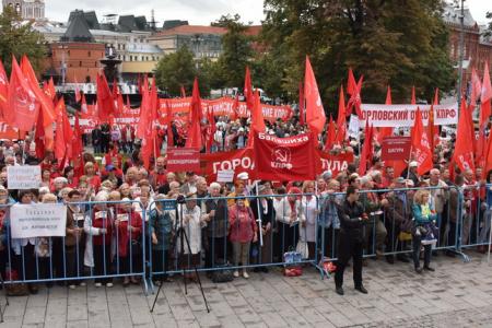 «Либеральное правительство – в отставку! Долой власть капитала и олигархии!»