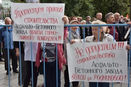«Либеральное правительство – в отставку! Долой власть капитала и олигархии!»