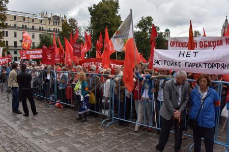 «Либеральное правительство – в отставку! Долой власть капитала и олигархии!»