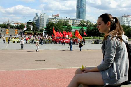 Журавлики для Садако. Свердловские коммунисты почтили память жертв атомных бомбардировок Хиросимы и Нагасаки Маршем Мира