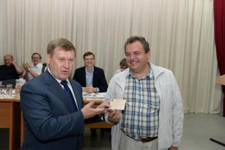 Анатолий Локоть и Ренат Сулейманов вручили удостоверения кандидатам в депутаты Законодательного  собрания и Совета депутатов Новосибирска от КПРФ