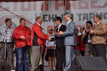 «Либеральное правительство – в отставку! Долой власть капитала и олигархии!»