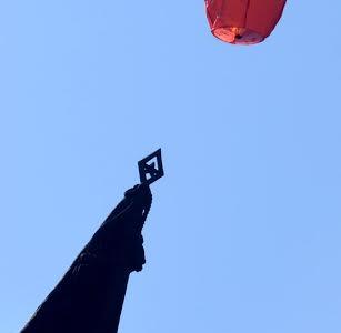Комсомольцы Черновцов запустили в небо летающие фонари в цветах знамени УССР и СССР
