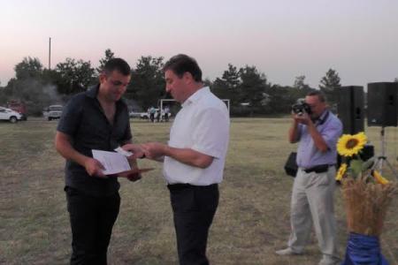 Депутат Госдумы от Ставрополья В.И. Гончаров поздравил тружеников колхоза «Родина» с окончанием уборки хлеба
