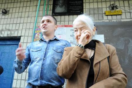 Комсомол Украины вновь установил мемориальную доску Олесю Бузине