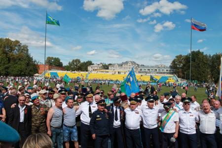Коммунисты Пскова вместе с жителями и десантниками 76-й ДШД отметили день ВДВ