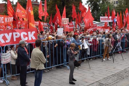 «Либеральное правительство – в отставку! Долой власть капитала и олигархии!»