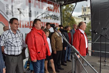«Либеральное правительство – в отставку! Долой власть капитала и олигархии!»