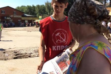 Тульская область. Молодые коммунисты города Щекино провели на городком рынке распространение газет "Правда", "Тульская Правда"