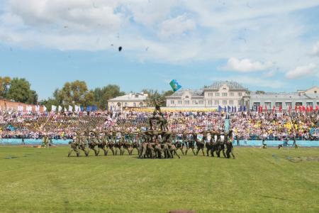 Коммунисты Пскова вместе с жителями и десантниками 76-й ДШД отметили день ВДВ