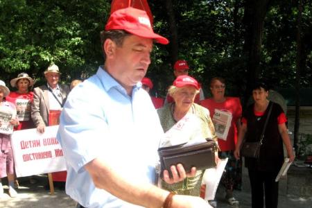 На Ставрополье депутат Госдумы Виктор Гончаров принял участие в пикете железноводских коммунистов