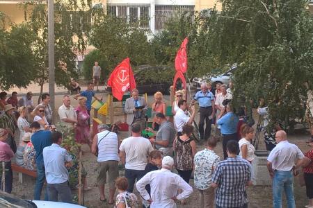 Краснодар. В рамках проекта «Народная приемная» состоялись очередные «дворовые» встречи депутата Госдумы РФ, секретаря ЦК КПРФ С.П. Обухова с жителями краевой столицы