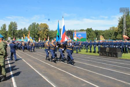 Коммунисты Пскова вместе с жителями и десантниками 76-й ДШД отметили день ВДВ