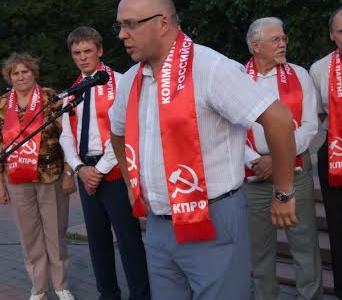 Коммунисты Октябрьского и Железнодорожного отделений КПРФ города Красноярска провели митинг против грабительских тарифов на услуги ЖКХ