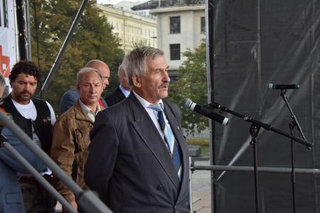 «Либеральное правительство – в отставку! Долой власть капитала и олигархии!»