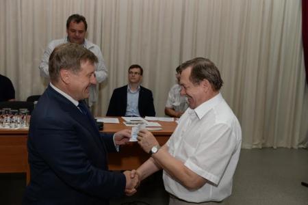 Анатолий Локоть и Ренат Сулейманов вручили удостоверения кандидатам в депутаты Законодательного  собрания и Совета депутатов Новосибирска от КПРФ