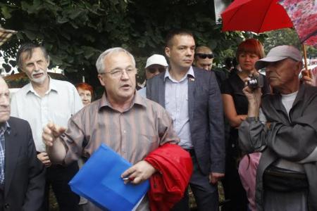 Фракция КПРФ Ярославской областной Думы провела встречу с жителями Бутусовского посёлка под окнами губернатора области