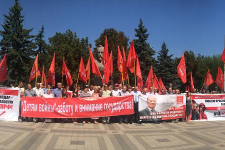 Акция протеста в Краснодаре: Массовый пикет, встреча с депутатами Госдумы у мэрии и передача трех огромных обращений избирателей, митинг-концерт в Юбилейном