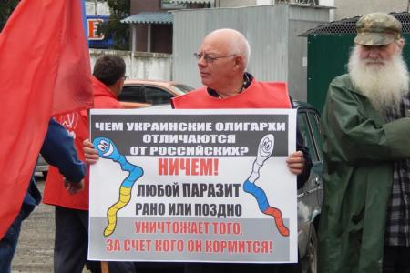 Алтайский край. Во время перфоманса коммунистов, буржуй раздавал барнаульцам «санкционную лапшу на уши»