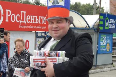 Алтайский край. Во время перфоманса коммунистов, буржуй раздавал барнаульцам «санкционную лапшу на уши»