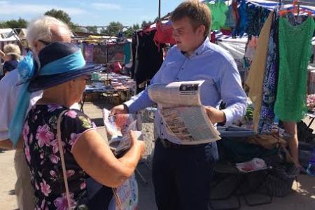 Тульская область. Молодые коммунисты города Щекино провели на городком рынке распространение газет "Правда", "Тульская Правда"