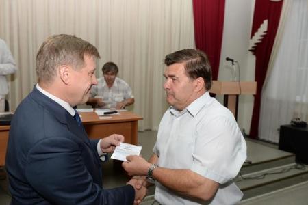 Анатолий Локоть и Ренат Сулейманов вручили удостоверения кандидатам в депутаты Законодательного  собрания и Совета депутатов Новосибирска от КПРФ