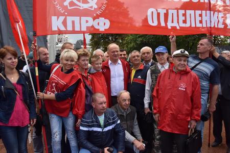 «Либеральное правительство – в отставку! Долой власть капитала и олигархии!»