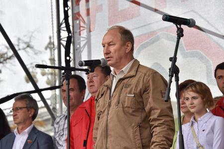 «Либеральное правительство – в отставку! Долой власть капитала и олигархии!»