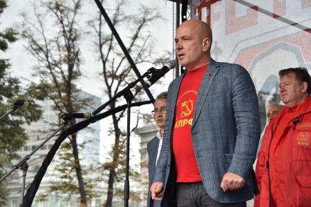 «Либеральное правительство – в отставку! Долой власть капитала и олигархии!»