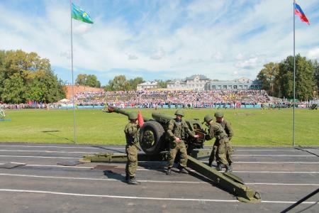 Коммунисты Пскова вместе с жителями и десантниками 76-й ДШД отметили день ВДВ